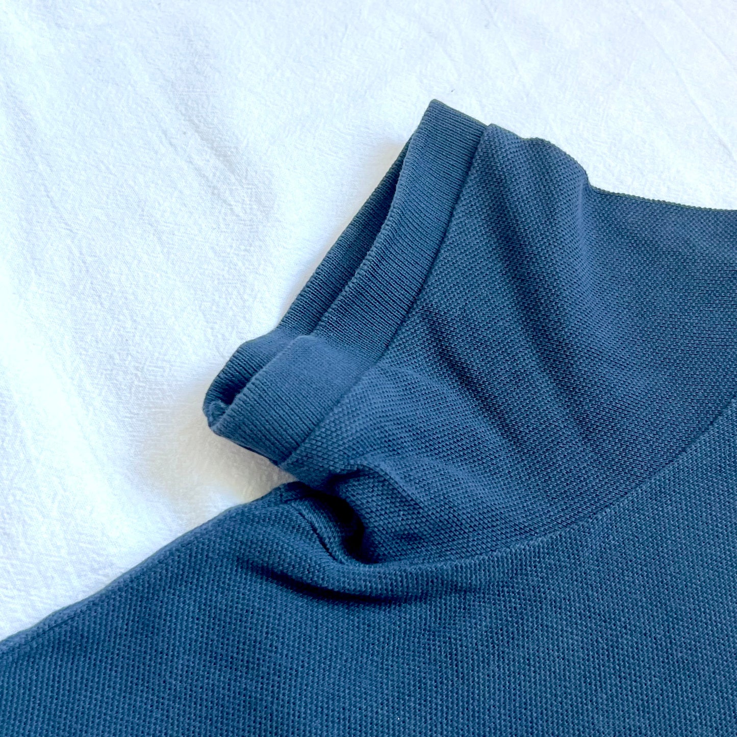 (Pre-loved) Burberry Dark Blue with Red Logo T-Shirt 深藍色短袖POLO衫 12Y