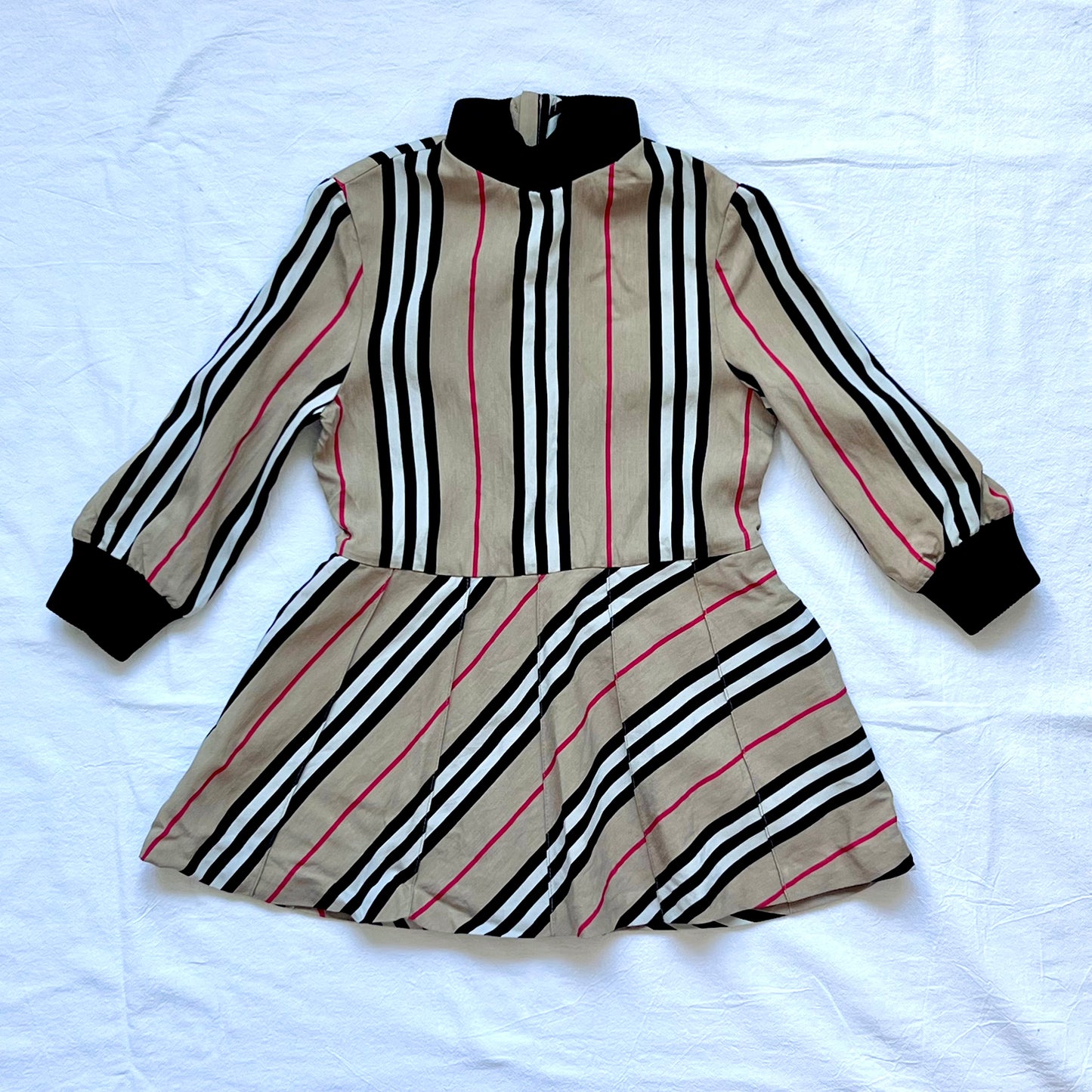 (Pre-loved) Burberry Checkered Long sleeves Black Collar dress 間條長袖裙 - 3Y