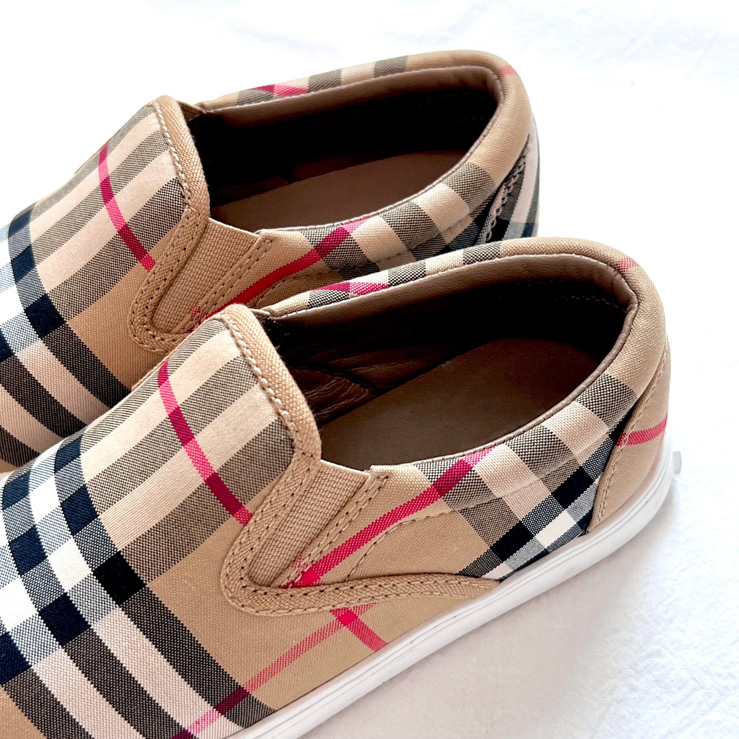 (Pre-loved) Burberry Checkered Sneaker 經典格紋棉質帆布鞋 27